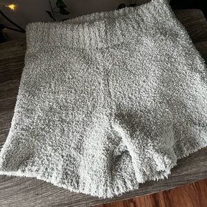 Super cozy and lightweight! Never worn only tried on!